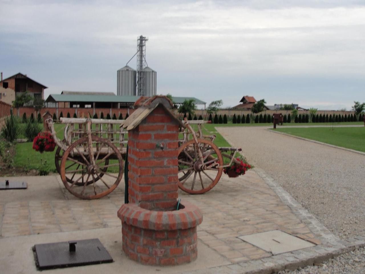 Coffeecamp-Kovilj Hotel Екстериор снимка