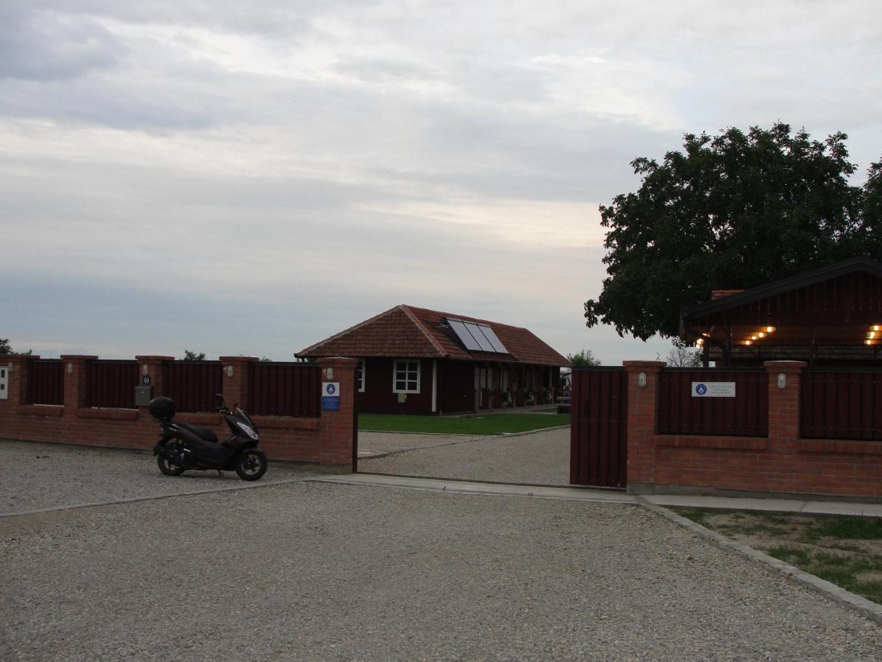Coffeecamp-Kovilj Hotel Екстериор снимка