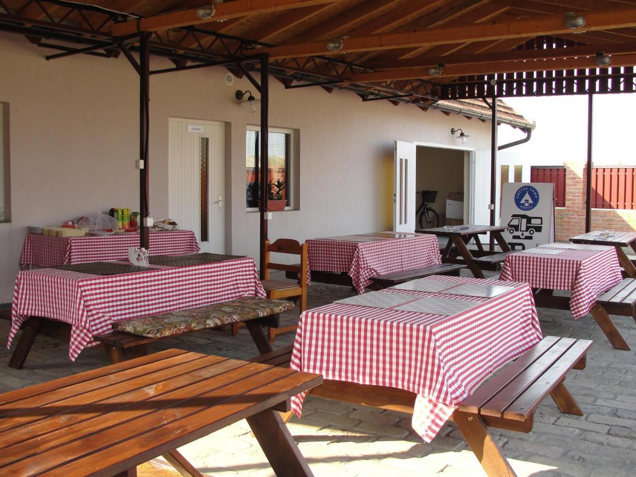 Coffeecamp-Kovilj Hotel Екстериор снимка